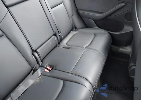 2024 Tesla Model Y Long Range Dual Motor All-Wheel Drive z USA, uszkodzony, nr VIN 7SAYGAEE9RF116145